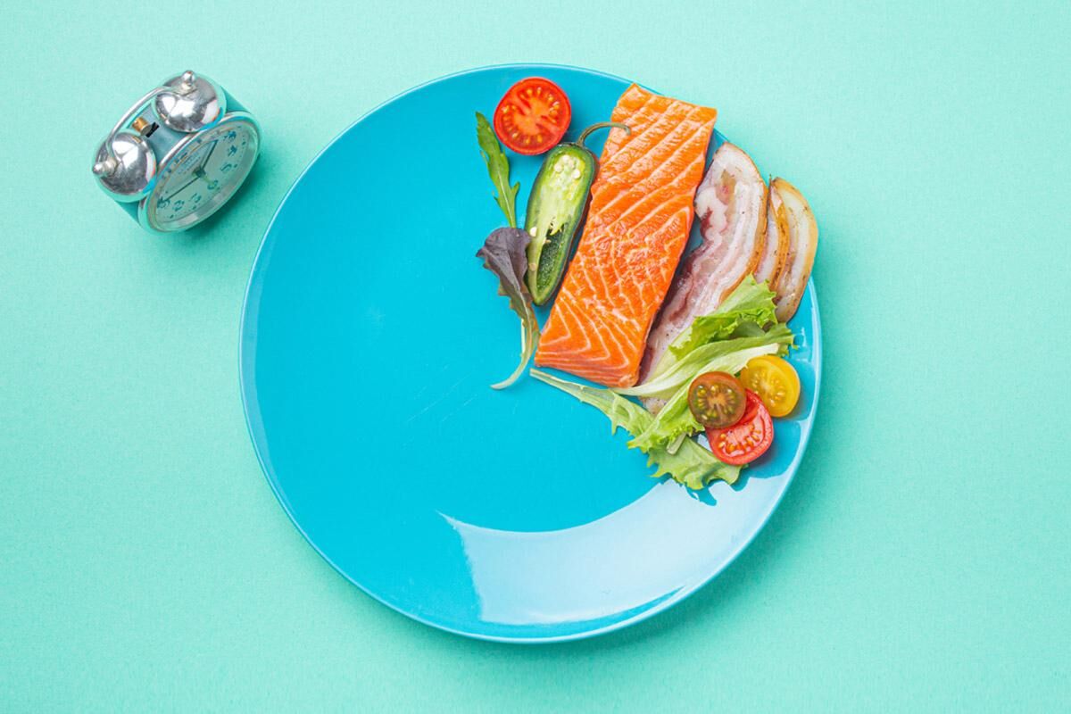 ARALIKLI ORUÇ (INTERMITTENT FASTING) REHBERİ: AÇLIK ATAKLARINI GÜVENLE YÖNETMEK
